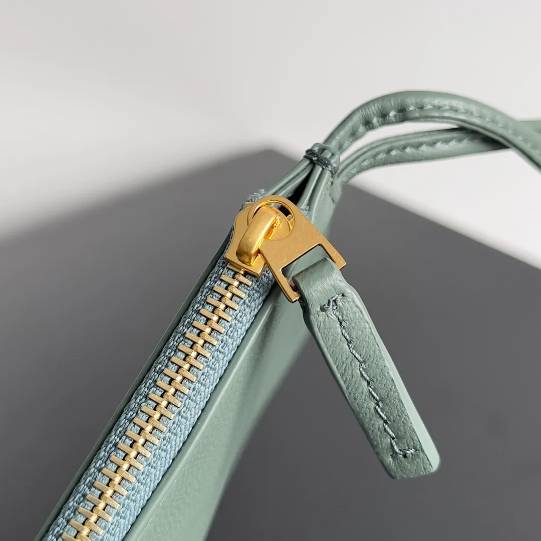 Batch 2860 Classic returns... (large size 51cm) • Cabat, born in 2001, is one of the most iconic styles of the Bottega Veneta workshop. The whole bag is made of top-grade imported lambskin. There is no exposed logo on the whole bag, but with the classic wide woven elements, you can tell who it belongs to at a glance! Can be carried on one shoulder, very practical! Style number: 608811 Size: 51*18*28